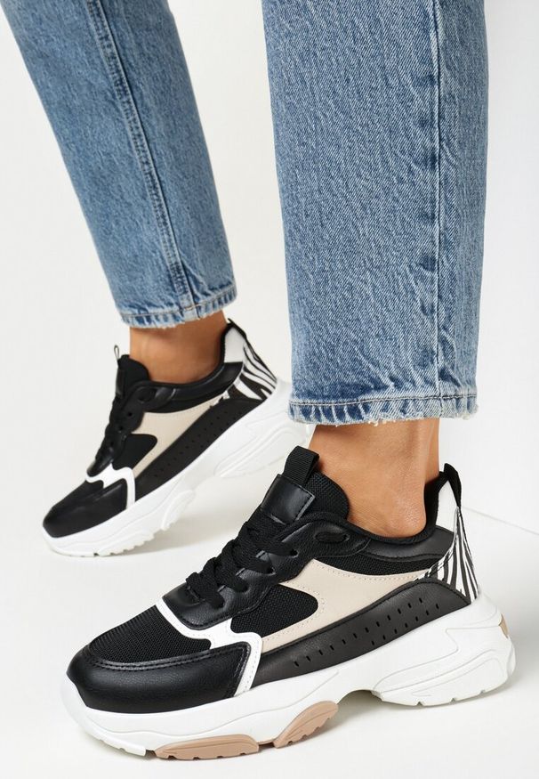 Born2be - Czarne Sneakersy na Grubej Podeszwie z Ozdobną Perforacją Colia. Kolor: czarny