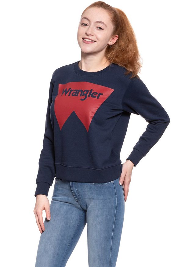 Wrangler - BLUZA WRANGLER DAMSKA LOGO CREW NAVY W6087HY35 112130466. Okazja: na spacer, na imprezę, na co dzień, na randkę. Materiał: jeans, materiał, guma, bawełna. Długość rękawa: długi rękaw. Długość: krótkie. Wzór: nadruk, napisy, aplikacja. Sezon: lato. Styl: casual