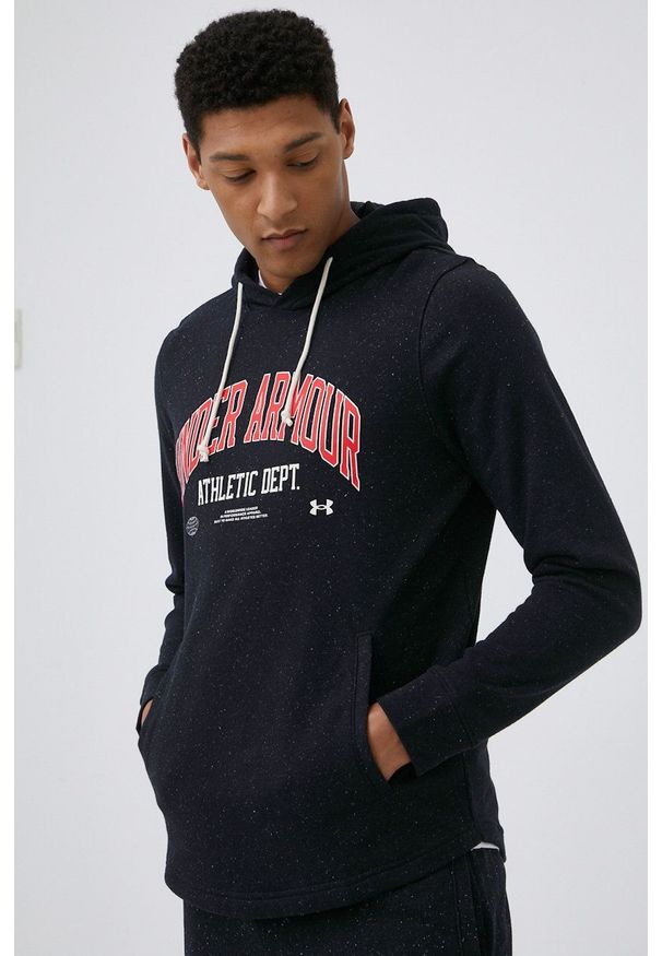 Under Armour bluza 1370354 męska kolor czarny z kapturem z nadrukiem. Typ kołnierza: kaptur. Kolor: czarny. Materiał: dzianina. Wzór: nadruk