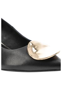 CheBello - Czółenka damskie Chebello, ze skóry licowej elegancką broszką i stabilna szpilką, czarne, 4929_-160-000-PSK-S380. Kolor: czarny. Materiał: skóra. Styl: elegancki #7