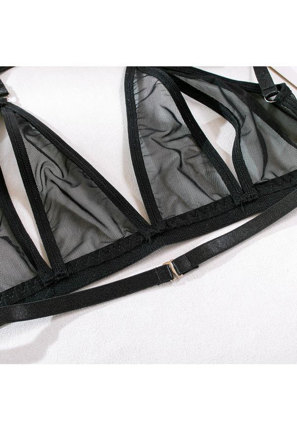 Intica - Komplet bielizny z wycięciami na romantyczne wieczory Bristol. Kolor: różowy. Materiał: materiał