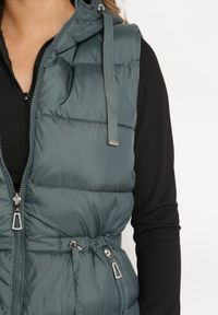 Born2be - Ciemnozielona Długa Kamizelka Dwustronna Zapinana na Suwak z Pikowaniem i Troczkiem w Pasie Heddemia. Kolor: zielony. Długość: długie. Wzór: gładki #2