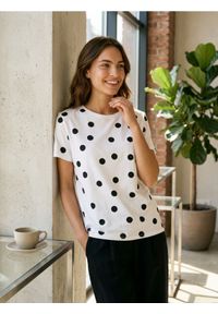 Sinsay - Bawełniana koszulka w kropki - biały. Kolor: biały. Materiał: bawełna. Wzór: kropki #1