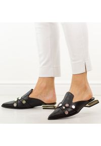 Czarne skórzane klapki damskie na obcasie mule DiA 3058. Okazja: na co dzień. Kolor: czarny. Materiał: skóra. Sezon: wiosna, lato, jesień. Obcas: na obcasie. Styl: casual, elegancki. Wysokość obcasa: średni #1
