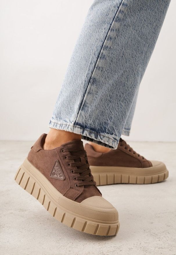 Renee - Jasnobrązowe Sneakersy Vices na Platformie z Ozdobą i Napisem Leawen. Okazja: na co dzień. Kolor: brązowy. Materiał: jeans. Wzór: aplikacja, napisy. Obcas: na platformie