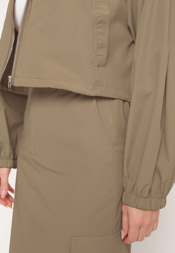 Born2be - Ciemnobeżowy Komplet Casualowy Bluza z Suwakiem i Stójką oraz Spódnica z Kieszeniami Hettora. Kolor: beżowy