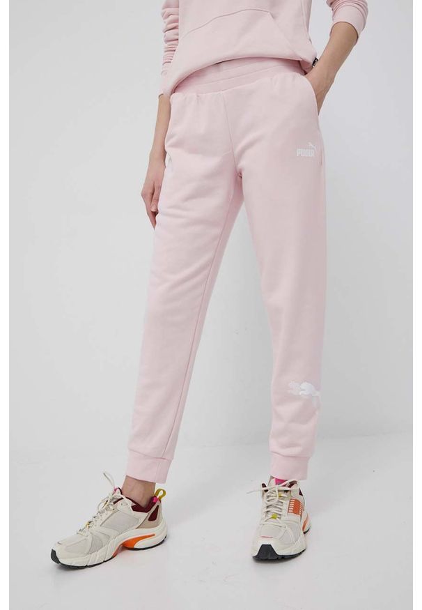 Puma spodnie 847115 damskie kolor różowy z nadrukiem. Kolor: różowy. Materiał: dzianina. Wzór: nadruk