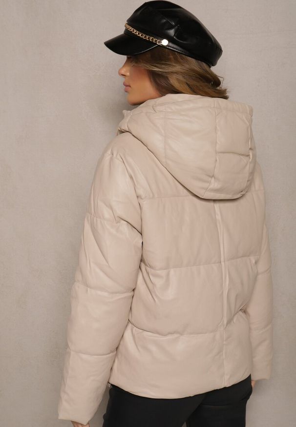 Renee - Beżowa Kurtka z Ekoskóry z Pikowanymi Przeszyciami Kapturem i Kieszeniami Seledi. Okazja: na co dzień, do pracy. Kolor: beżowy. Materiał: jeans. Styl: elegancki, casual