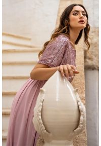 Awama - Koktajlowa sukienka na wesele rozkloszowana z cekinami róż. Okazja: na ślub cywilny, na wesele, na imprezę. Kolor: czarny, różowy, beżowy. Materiał: tiul. Styl: wizytowy #3