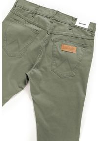 Wrangler - WRANGLER SPODNIE MĘSKIE GREENSBORO DUSTY GREEN W15QSM22A. Materiał: materiał #10