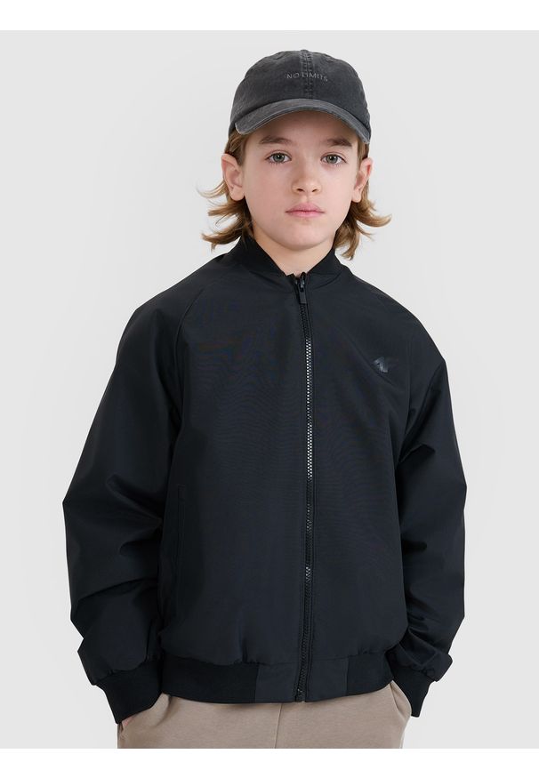 4f - 4F Kurtka przejściowa bomberka chłopięca - czarna 152 (11-12 lat). Okazja: na co dzień. Typ kołnierza: bez kaptura, kołnierzyk stójkowy. Kolor: czarny. Materiał: tkanina, materiał, dzianina, syntetyk. Wzór: gładki. Sezon: lato. Styl: casual, sportowy, klasyczny
