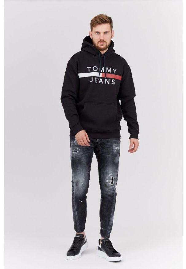 Tommy Jeans - TOMMY JEANS Czarna bluza męska z odblaskowym logo. Typ kołnierza: kaptur. Kolor: czarny. Materiał: prążkowany