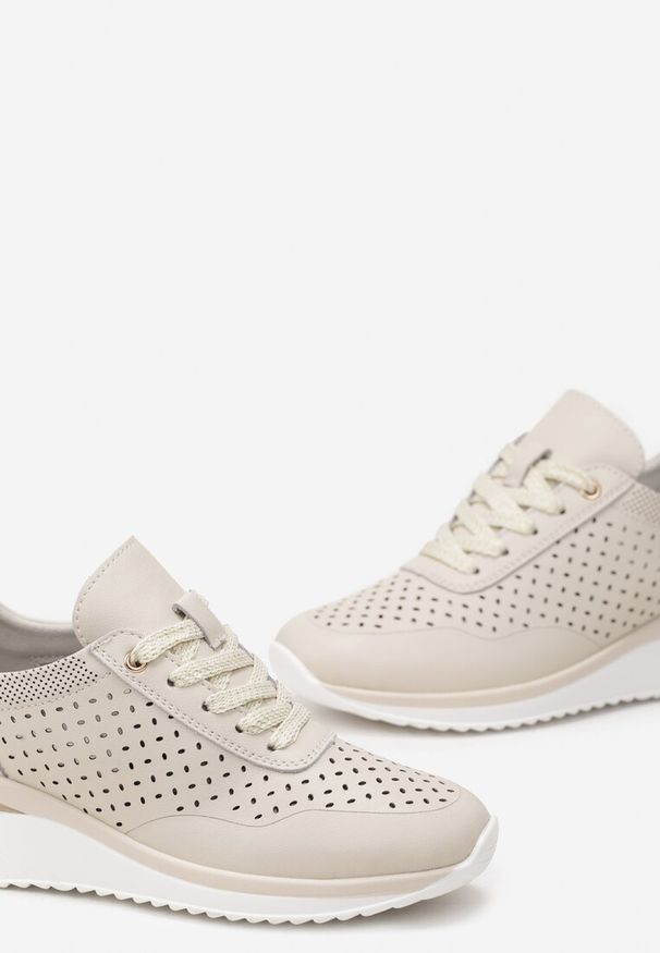 Born2be - Beżowe Skórzane Sneakersy z Perforacją i Metalicznymi Wstawkami Rendia. Okazja: na spacer, na co dzień. Kolor: beżowy. Materiał: skóra. Wzór: aplikacja. Obcas: na płaskiej podeszwie. Sport: turystyka piesza