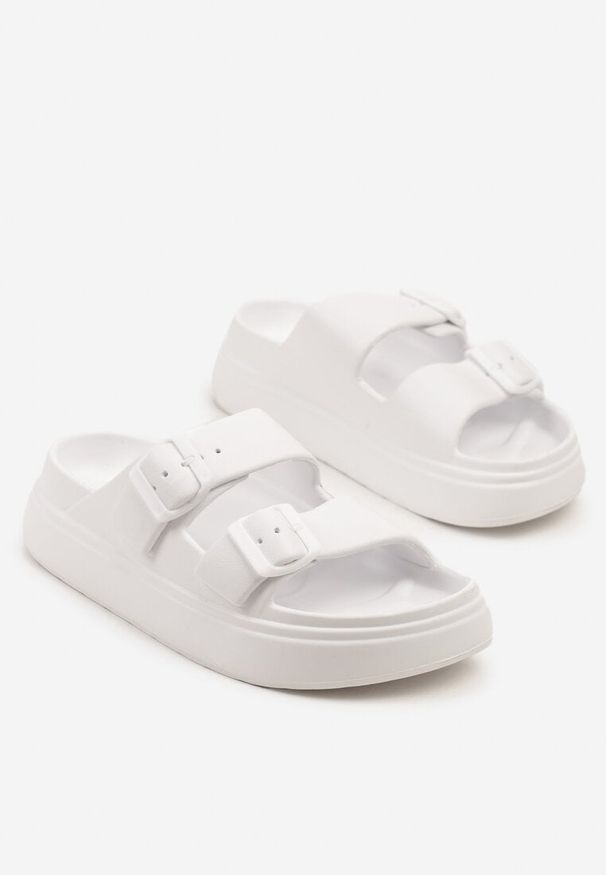 Born2be - Białe Klapki z Ozdobnymi Klamrami Rettiana. Okazja: na co dzień. Kolor: biały. Obcas: na płaskiej podeszwie. Styl: elegancki, casual