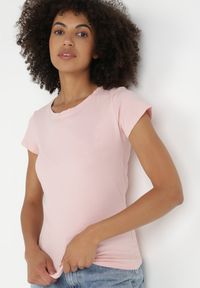 Born2be - Jasnoróżowy T-shirt Gathanthei. Okazja: na co dzień, do domu. Kolor: różowy. Materiał: dzianina, bawełna, dresówka, jeans. Długość rękawa: krótki rękaw. Długość: krótkie. Wzór: gładki. Styl: casual, klasyczny, sportowy #5