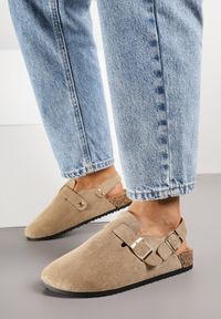 Renee - Ciemnobeżowe Sandały Typu Chodaki z Klamrami Silvermore. Okazja: na co dzień. Zapięcie: klamry. Kolor: beżowy. Materiał: skóra, jeans. Styl: casual, street #3