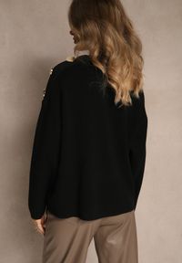 Renee - Czarny Sweter z Metalicznymi Guzikami na Ramieniu Ederlia. Okazja: na spotkanie biznesowe, do pracy. Typ kołnierza: golf. Kolor: czarny. Materiał: skóra. Styl: elegancki, biznesowy