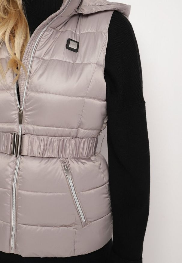 Born2be - Szara Pikowana Kamizelka z Odpinanym Kapturem Marszczonym Paskiem i Metaliczną Klamrą Inessae. Kolor: szary. Materiał: jeans. Sezon: wiosna, jesień. Styl: elegancki, klasyczny