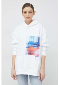 Calvin Klein Jeans bluza damska kolor biały z kapturem z nadrukiem. Typ kołnierza: kaptur. Kolor: biały. Materiał: bawełna. Wzór: nadruk #1