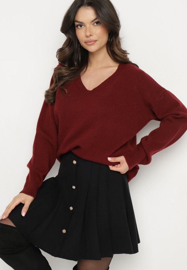 Born2be - Bordowy Sweter z Bawełną Oversize Yorate. Okazja: na co dzień. Typ kołnierza: dekolt w serek. Kolor: czerwony. Materiał: bawełna. Długość rękawa: długi rękaw. Długość: długie. Styl: casual, elegancki, wizytowy