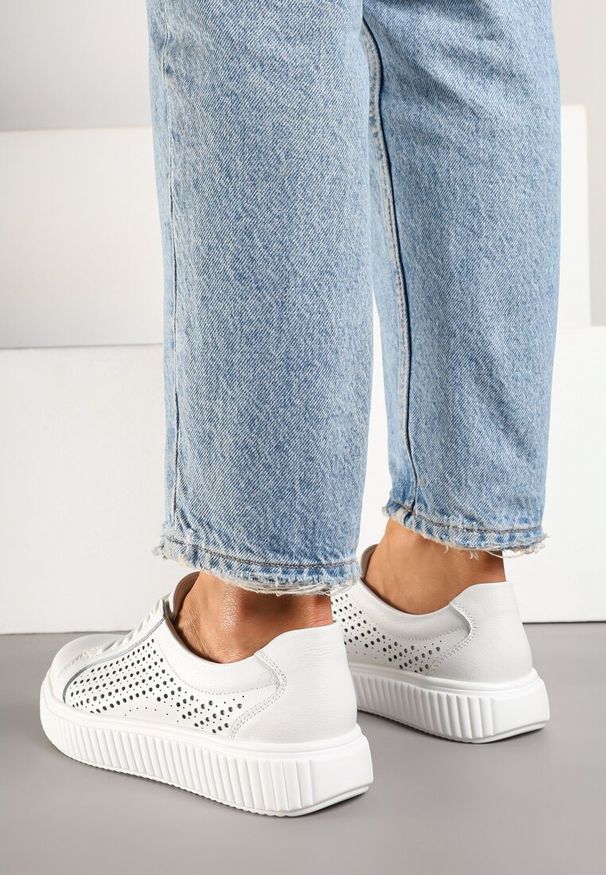 Born2be - Białe Sneakersy w Stylu Tenisówek ze Skóry Naturalnej Zdobione Perforacją Falenisa. Okazja: na co dzień, do pracy. Kolor: biały. Materiał: skóra. Szerokość cholewki: normalna. Wzór: aplikacja