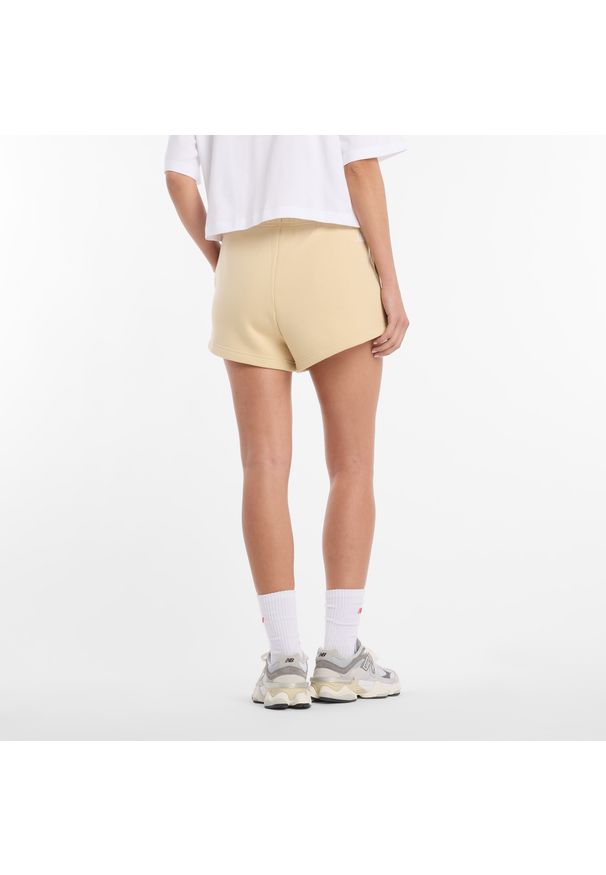 Spodenki damskie New Balance WB61Y80AABC – żółte. Kolor: żółty. Materiał: dzianina, bawełna, poliester. Długość: krótkie. Wzór: napisy