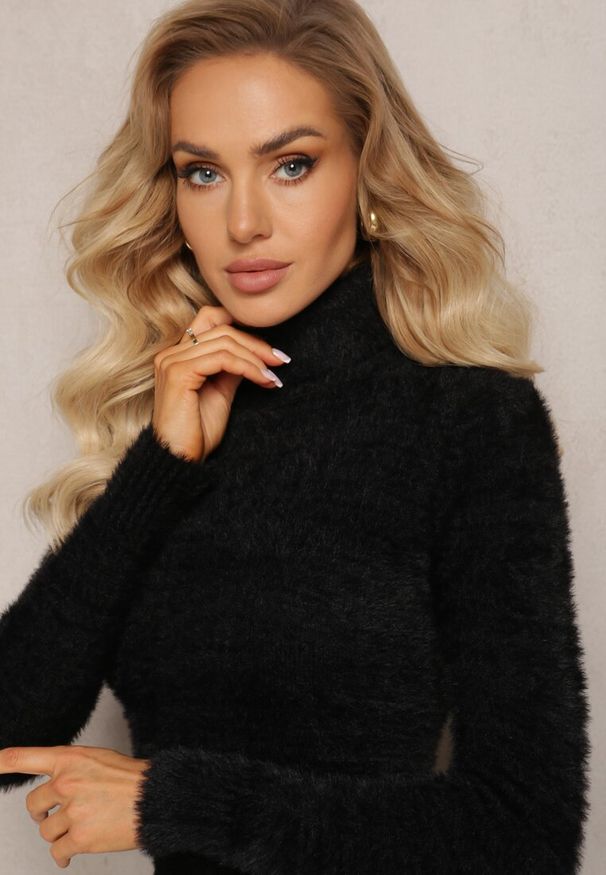 Renee - Czarny Golf z Dzianiny z Długim Włosem i Dodatkiem Wełny Gerdonna. Typ kołnierza: golf. Kolor: czarny. Materiał: dzianina, wełna. Długość: długie. Wzór: jednolity. Sezon: zima, jesień