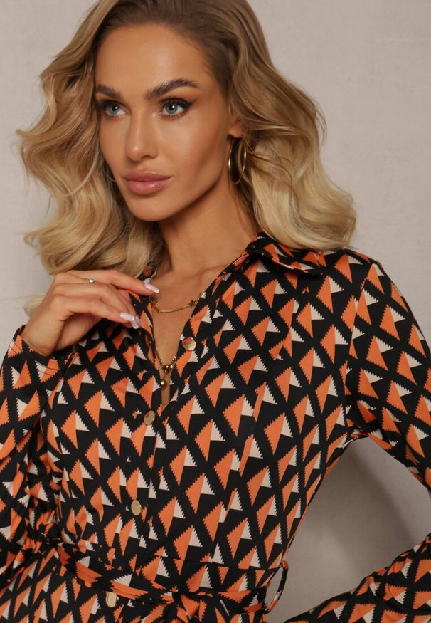 Renee - Pomarańczowo-Czarna Sukienka Koszulowa Rozkloszowana Burrus. Okazja: na imprezę, do pracy, na randkę. Kolor: pomarańczowy. Materiał: materiał, dzianina. Wzór: geometria. Typ sukienki: koszulowe. Styl: elegancki. Długość: midi