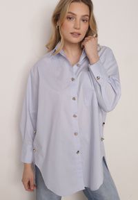 Born2be - Niebieska Bawełniana Koszula Oversize z Biżuteryjnymi Guzikami Adrearina. Okazja: na co dzień. Typ kołnierza: kołnierzyk klasyczny. Kolor: niebieski. Materiał: bawełna. Długość: długie. Wzór: gładki. Styl: casual, klasyczny #4