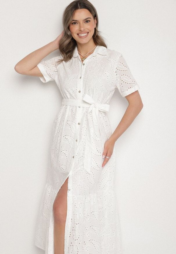 Born2be - Biała Bawełniana Koszulowa Sukienka Ażurowa z Paskiem Fevaila. Okazja: na co dzień. Kolor: biały. Materiał: bawełna. Długość rękawa: krótki rękaw. Wzór: ażurowy. Typ sukienki: koszulowe. Styl: elegancki, klasyczny, casual