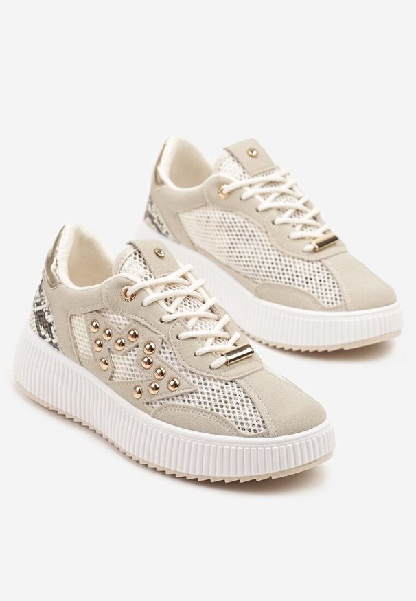 Renee - Beżowe Sneakersy Ozdobione Gwiazdą i Nitami Zeloti. Okazja: na co dzień. Kolor: beżowy. Materiał: jeans. Wzór: aplikacja