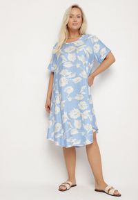 Born2be - Jasnoniebieska Pudełkowa Wiskozowa Sukienka ze Wzorem Kwiatów Aranessa. Okazja: na co dzień. Kolor: niebieski. Materiał: wiskoza. Wzór: kwiaty. Typ sukienki: proste. Styl: boho, elegancki, casual, klasyczny #1