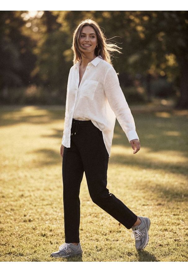 Sinsay - Spodnie cygaretki z dzianiny z wiskozą - czarny. Kolor: czarny. Materiał: dzianina, wiskoza