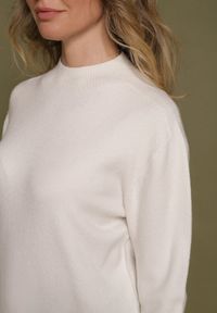 Born2be - Biały Sweter z Wełną i Wiskozą o Prostym Fasonie z Półgolfem Giolera. Okazja: na spotkanie biznesowe, do pracy, na co dzień. Kolor: biały. Materiał: wełna, wiskoza. Długość rękawa: długi rękaw. Długość: długie. Styl: biznesowy, casual, elegancki #4