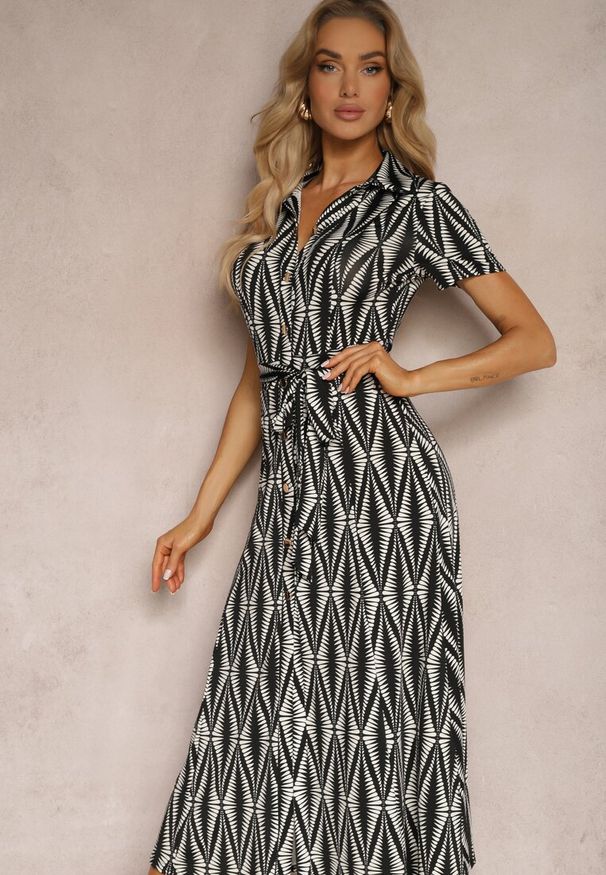 Renee - Czarna Koszulowa Sukienka z Materiałowym Paskiem i Guzikami z Geometrycznym Printem Usklea. Kolor: czarny. Materiał: materiał. Wzór: nadruk, geometria. Sezon: lato. Typ sukienki: koszulowe