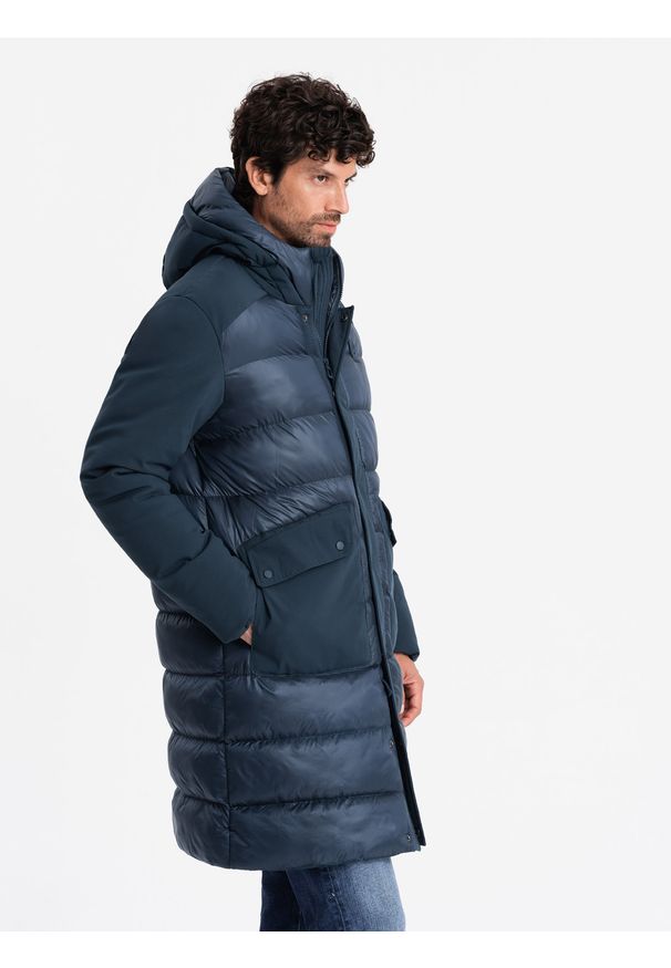 Ombre Clothing - Pikowana długa męska kurtka z dużymi kieszeniami – granatowa V4 OM-JALJ-0165 - XXL. Typ kołnierza: kaptur. Kolor: niebieski. Materiał: poliester, syntetyk, nylon, materiał, tkanina. Długość: długie. Wzór: aplikacja, gładki