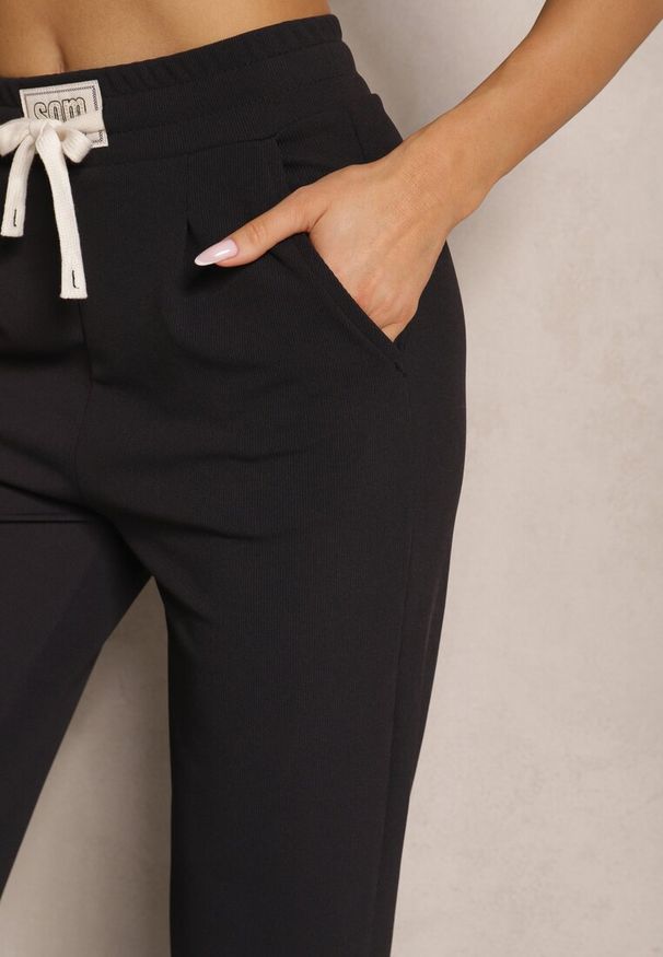 Renee - Czarne Spodnie High Waist z Prostą Nogawką i Gumką w Pasie Fadesa. Okazja: na co dzień. Stan: podwyższony. Kolor: czarny. Styl: casual