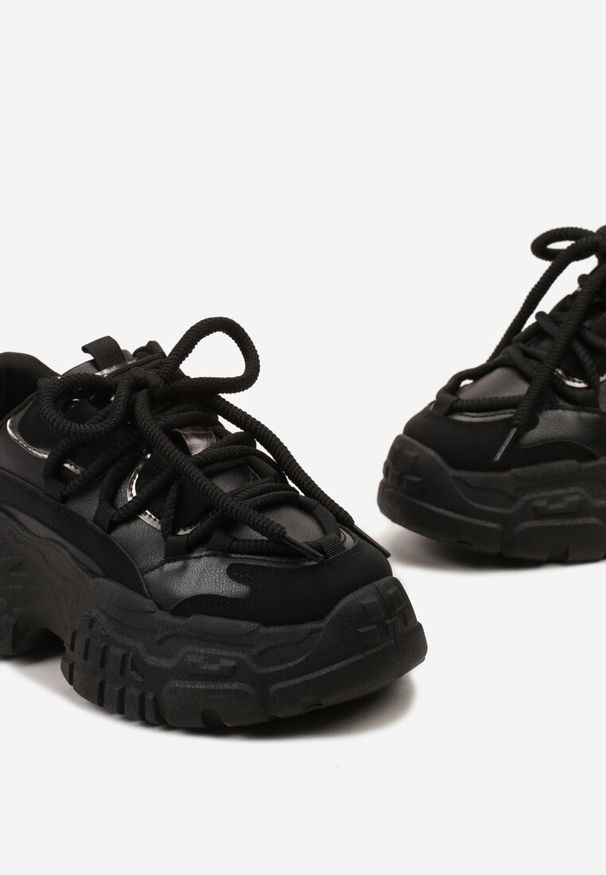 Renee - Czarne Sneakersy z Grubymi Sznurówkami na Niskiej Platformie Lasandre. Okazja: na co dzień. Zapięcie: sznurówki. Kolor: czarny. Obcas: na platformie