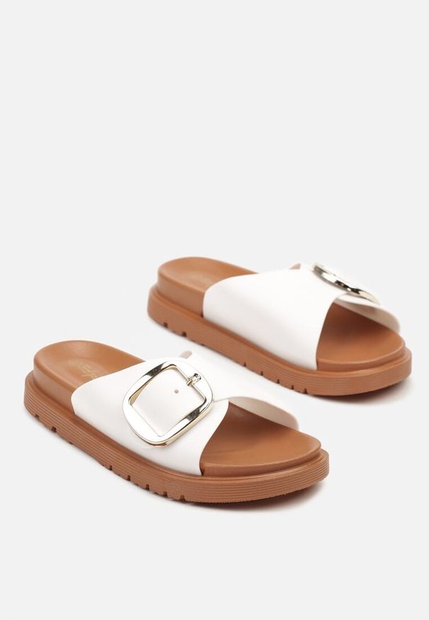 Renee - Białe Płaskie Klapki z Ozdobnymi Klamrami Aramia. Okazja: na co dzień, na plażę. Kolor: biały. Materiał: jeans. Wzór: aplikacja. Styl: elegancki, casual