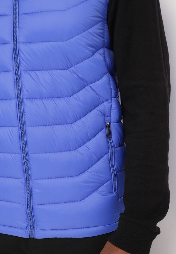 Born2be - Niebieska Kamizelka z Odpinanym Kapturem Pikowana ze Ściągaczami Wodoodporna Migiel. Okazja: na co dzień. Kolor: niebieski. Materiał: jeans. Styl: casual, elegancki