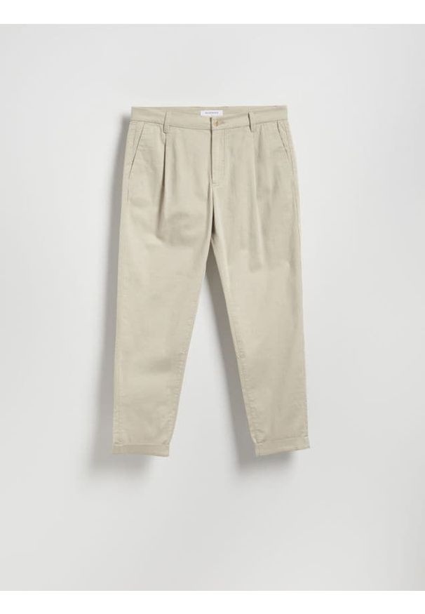 Reserved - Spodnie chino carrot - beżowy. Kolor: beżowy. Materiał: bawełna, tkanina