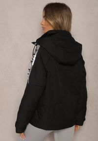 Renee - Czarna Pudełkowa Kurtka z Napisami i Kapturem Nevilene. Okazja: na co dzień, do pracy. Kolor: czarny. Materiał: jeans. Wzór: napisy. Styl: casual #5