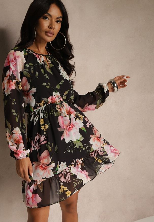 Renee - Czarna Rozkloszowana Sukienka Ozdobiona Kwiatowym Wzorem Zerovia. Okazja: na co dzień. Kolor: czarny. Materiał: wiskoza. Wzór: aplikacja, kwiaty. Typ sukienki: proste, rozkloszowane. Styl: casual, elegancki