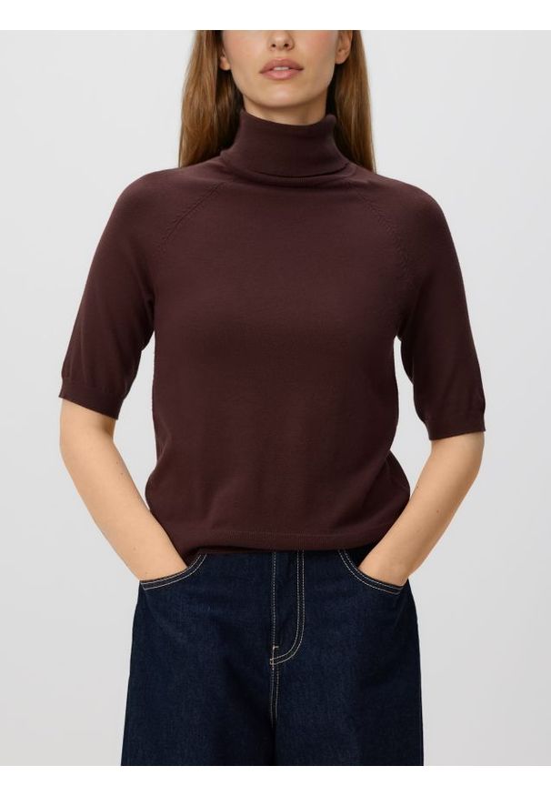 Reserved - Sweter z golfem - brązowy. Typ kołnierza: golf. Kolor: brązowy. Materiał: dzianina, wiskoza. Styl: klasyczny
