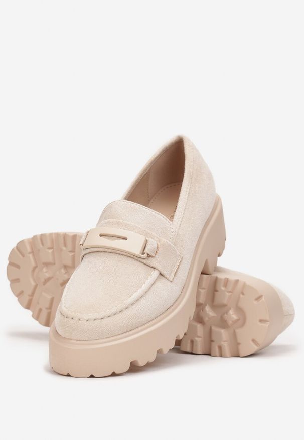 Renee - Beżowe Mokasyny na Grubej Podeszwie z Cholewką z Przeszyciami Hamaira. Wysokość cholewki: przed kostkę. Zapięcie: pasek. Kolor: beżowy. Materiał: zamsz, materiał. Szerokość cholewki: normalna. Wzór: aplikacja