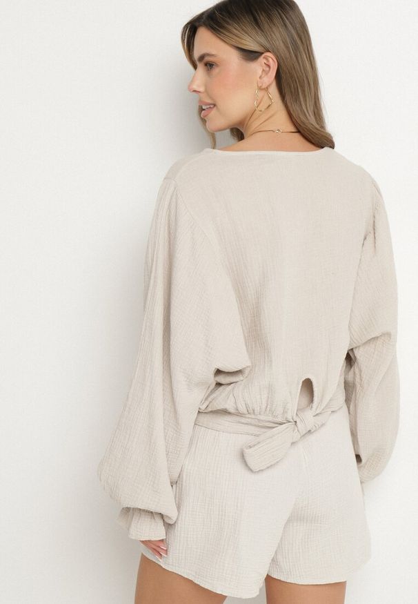 Born2be - Beżowa Bluzka z Bawełny o Nietoperzowym Kroju z Wiązaniem Sepene. Okazja: na co dzień. Kolor: beżowy. Materiał: bawełna. Długość rękawa: długi rękaw. Długość: długie. Wzór: aplikacja. Styl: elegancki, casual
