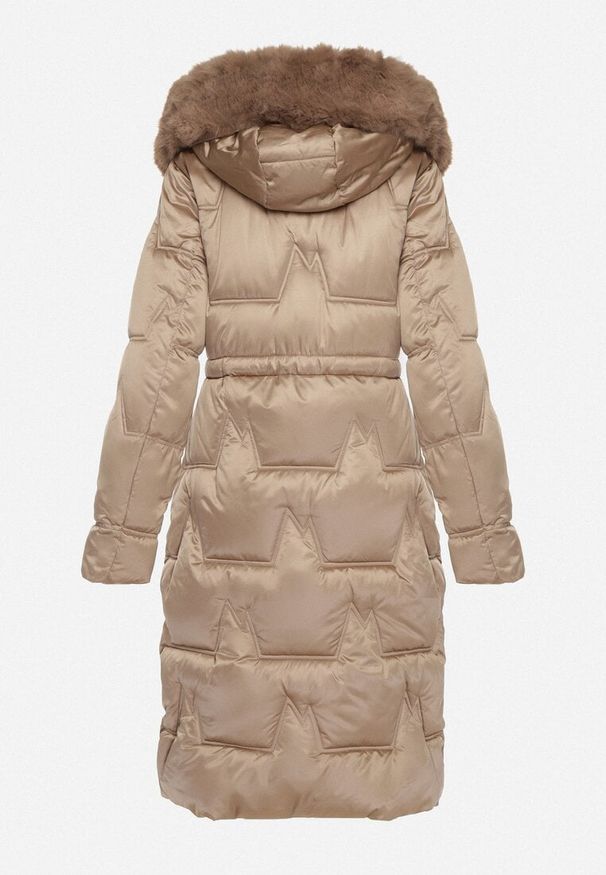 Born2be - Ciemnobeżowa Pikowana Kurtka o Długim Kroju ze Ściągaczem w Talii i Kapturem Galita. Okazja: na co dzień. Kolor: beżowy. Materiał: jeans, dzianina, futro, poliester. Długość: długie. Styl: casual, elegancki