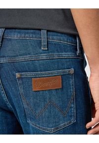 Wrangler - MĘSKIE SPODNIE JEANSOWE WRANGLER GREENSBORO AZURE FADE 112357206 #5