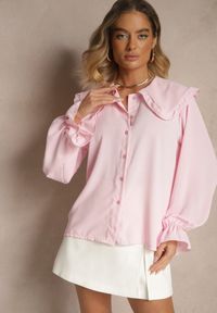 Renee - Różowa Koszula Ozdobiona Falbankami i Kołnierzykiem Evirana. Okazja: na co dzień. Typ kołnierza: kołnierz z falbankami. Kolor: różowy. Materiał: jeans. Długość rękawa: długi rękaw. Długość: długie. Wzór: aplikacja. Styl: elegancki, casual
