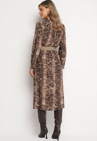 Born2be - Brązowa Wiskozowa Sukienka w Wężowy Wzór o Koszulowym Kroju z Elastycznym Paskiem Rinnosia. Okazja: na spotkanie biznesowe. Typ kołnierza: dekolt w serek. Kolor: brązowy. Materiał: wiskoza. Typ sukienki: koszulowe. Styl: biznesowy, elegancki #2